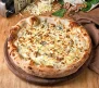 pizza-cuatro-quesos-o-pizza-quattro-formaggi-cubierta-salsa-tomate-mozzarella-gorgonzola_116118-1234